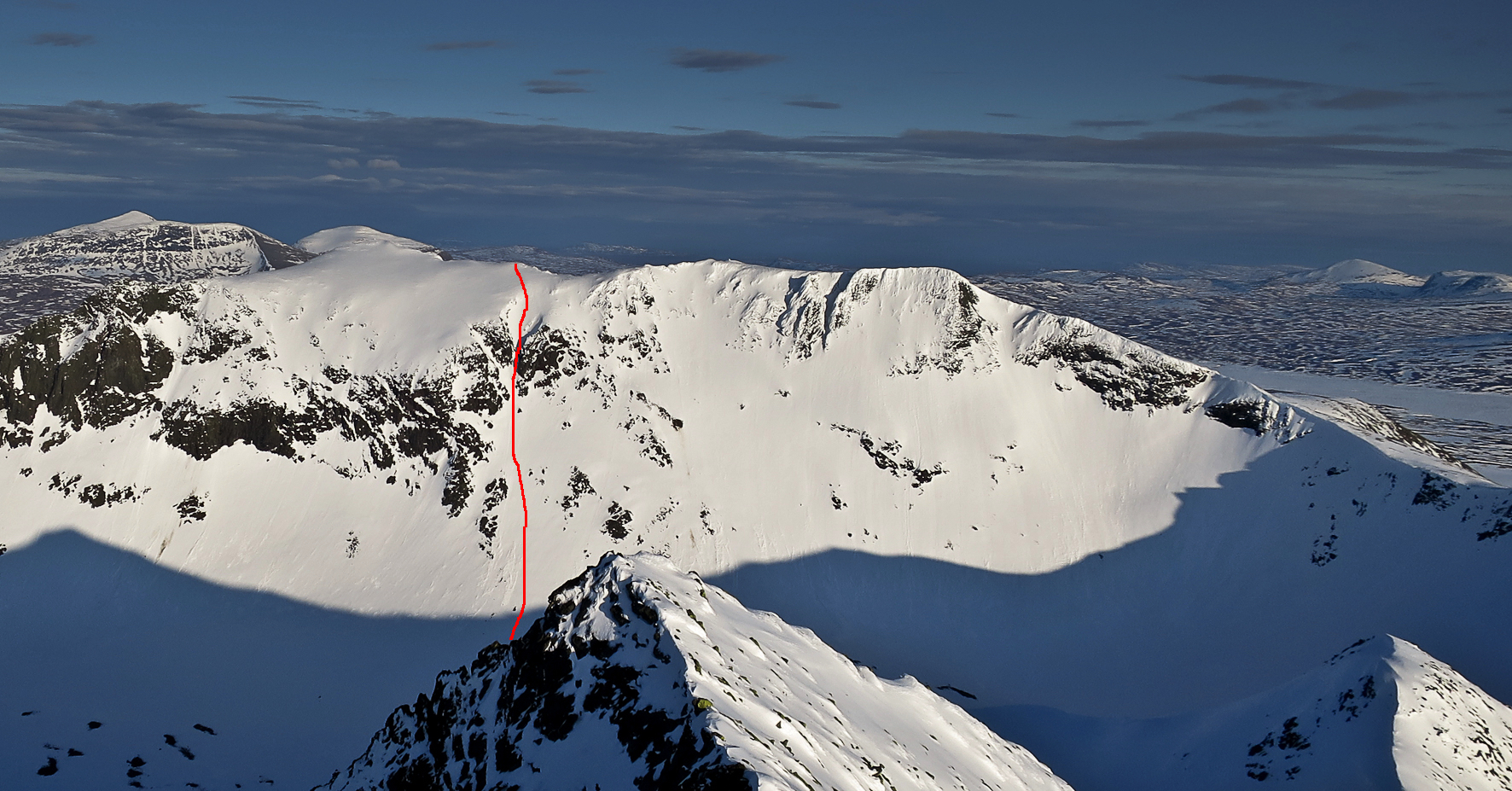 "Skolkorridoren" Storsola 1728m SE EDX-S6-E4-50 to 55° 2010-05-19 First decent